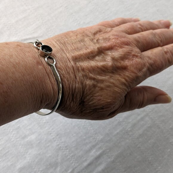 Taxco Sterling Hook-and-Eye Bangle with Black Gem 10g - Picture 4 of 11